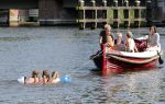 Vreeland 7 juli 2013
Wendy v Dijk en Erland Galjaard aan het varen op de vecht met hun dochter Lizzy Erland zijn dochter en vrienden.
Peter Smulders bv