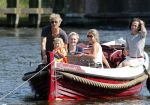 Vreeland 7 juli 2013
Wendy v Dijk en Erland Galjaard aan het varen op de vecht met hun dochter Lizzy Erland zijn dochter en vrienden.
Peter Smulders bv