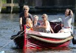 Vreeland 7 juli 2013
Wendy v Dijk en Erland Galjaard aan het varen op de vecht met hun dochter Lizzy Erland zijn dochter en vrienden.
Peter Smulders bv