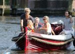 Vreeland 7 juli 2013
Wendy v Dijk en Erland Galjaard aan het varen op de vecht met hun dochter Lizzy Erland zijn dochter en vrienden.
Peter Smulders bv