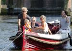 Vreeland 7 juli 2013
Wendy v Dijk en Erland Galjaard aan het varen op de vecht met hun dochter Lizzy Erland zijn dochter en vrienden.
Peter Smulders bv