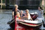 Vreeland 7 juli 2013
Wendy v Dijk en Erland Galjaard aan het varen op de vecht met hun dochter Lizzy Erland zijn dochter en vrienden.
Peter Smulders bv