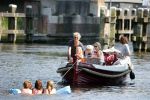 Vreeland 7 juli 2013
Wendy v Dijk en Erland Galjaard aan het varen op de vecht met hun dochter Lizzy Erland zijn dochter en vrienden.
Peter Smulders bv