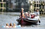 Vreeland 7 juli 2013
Wendy v Dijk en Erland Galjaard aan het varen op de vecht met hun dochter Lizzy Erland zijn dochter en vrienden.
Peter Smulders bv