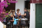 ibiza 12 juli 2013
Wendy v Dijk haar moeder Sem en Lizzy en Erland Galjaard aan het eten bij de italiaan.
Peter Smulders bv