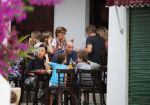 ibiza 12 juli 2013
Wendy v Dijk haar moeder Sem en Lizzy en Erland Galjaard aan het eten bij de italiaan.
Peter Smulders bv