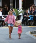 ibiza 12 juli 2013
Wendy v Dijk haar moeder Sem en Lizzy en Erland Galjaard aan het eten bij de italiaan.
Peter Smulders bv