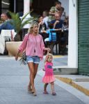 ibiza 12 juli 2013
Wendy v Dijk haar moeder Sem en Lizzy en Erland Galjaard aan het eten bij de italiaan.
Peter Smulders bv