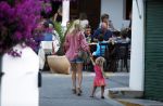 ibiza 12 juli 2013
Wendy v Dijk haar moeder Sem en Lizzy en Erland Galjaard aan het eten bij de italiaan.
Peter Smulders bv