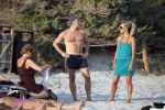 ibiza 17 juli 2013
Wendy Lizzy en Sem v Dijk en Erland Galjaard met zijn dochter Elena op het strand van Salinas. Ook de moeder van de Wendy was gezellig mee.
Peter Smulders bv