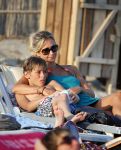 ibiza 17 juli 2013
Wendy Lizzy en Sem v Dijk en Erland Galjaard met zijn dochter Elena op het strand van Salinas. Ook de moeder van de Wendy was gezellig mee.
Peter Smulders bv