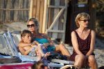 ibiza 17 juli 2013
Wendy Lizzy en Sem v Dijk en Erland Galjaard met zijn dochter Elena op het strand van Salinas. Ook de moeder van de Wendy was gezellig mee.
Peter Smulders bv