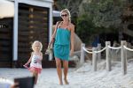 ibiza 17 juli 2013
Wendy Lizzy en Sem v Dijk en Erland Galjaard met zijn dochter Elena op het strand van Salinas. Ook de moeder van de Wendy was gezellig mee.
Peter Smulders bv