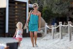 ibiza 17 juli 2013
Wendy Lizzy en Sem v Dijk en Erland Galjaard met zijn dochter Elena op het strand van Salinas. Ook de moeder van de Wendy was gezellig mee.
Peter Smulders bv
