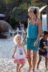 ibiza 17 juli 2013
Wendy Lizzy en Sem v Dijk en Erland Galjaard met zijn dochter Elena op het strand van Salinas. Ook de moeder van de Wendy was gezellig mee.
Peter Smulders bv