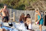 ibiza 17 juli 2013
Wendy Lizzy en Sem v Dijk en Erland Galjaard met zijn dochter Elena op het strand van Salinas. Ook de moeder van de Wendy was gezellig mee.
Peter Smulders bv