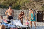 ibiza 17 juli 2013
Wendy Lizzy en Sem v Dijk en Erland Galjaard met zijn dochter Elena op het strand van Salinas. Ook de moeder van de Wendy was gezellig mee.
Peter Smulders bv