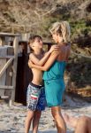 ibiza 17 juli 2013
Wendy Lizzy en Sem v Dijk en Erland Galjaard met zijn dochter Elena op het strand van Salinas. Ook de moeder van de Wendy was gezellig mee.
Peter Smulders bv