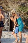 ibiza 17 juli 2013
Wendy Lizzy en Sem v Dijk en Erland Galjaard met zijn dochter Elena op het strand van Salinas. Ook de moeder van de Wendy was gezellig mee.
Peter Smulders bv