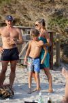 ibiza 17 juli 2013
Wendy Lizzy en Sem v Dijk en Erland Galjaard met zijn dochter Elena op het strand van Salinas. Ook de moeder van de Wendy was gezellig mee.
Peter Smulders bv
