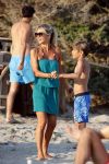 ibiza 17 juli 2013
Wendy Lizzy en Sem v Dijk en Erland Galjaard met zijn dochter Elena op het strand van Salinas. Ook de moeder van de Wendy was gezellig mee.
Peter Smulders bv