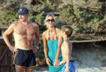 ibiza 17 juli 2013
Wendy Lizzy en Sem v Dijk en Erland Galjaard met zijn dochter Elena op het strand van Salinas. Ook de moeder van de Wendy was gezellig mee.
Peter Smulders bv