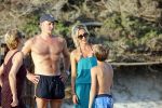ibiza 17 juli 2013
Wendy Lizzy en Sem v Dijk en Erland Galjaard met zijn dochter Elena op het strand van Salinas. Ook de moeder van de Wendy was gezellig mee.
Peter Smulders bv