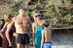 ibiza 17 juli 2013
Wendy Lizzy en Sem v Dijk en Erland Galjaard met zijn dochter Elena op het strand van Salinas. Ook de moeder van de Wendy was gezellig mee.
Peter Smulders bv