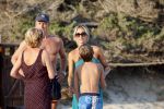 ibiza 17 juli 2013
Wendy Lizzy en Sem v Dijk en Erland Galjaard met zijn dochter Elena op het strand van Salinas. Ook de moeder van de Wendy was gezellig mee.
Peter Smulders bv