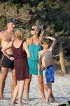 ibiza 17 juli 2013
Wendy Lizzy en Sem v Dijk en Erland Galjaard met zijn dochter Elena op het strand van Salinas. Ook de moeder van de Wendy was gezellig mee.
Peter Smulders bv