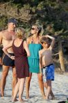 ibiza 17 juli 2013
Wendy Lizzy en Sem v Dijk en Erland Galjaard met zijn dochter Elena op het strand van Salinas. Ook de moeder van de Wendy was gezellig mee.
Peter Smulders bv
