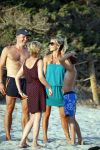 ibiza 17 juli 2013
Wendy Lizzy en Sem v Dijk en Erland Galjaard met zijn dochter Elena op het strand van Salinas. Ook de moeder van de Wendy was gezellig mee.
Peter Smulders bv