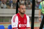 Amsterdam 3 juli 2013
Sjaak Swart 75 jaar . Hij viert dat met een wedstrijd met oud ajax spelers in het Olympisch stadion. Wesley Sneijder met Yolanthe haar naam op zijn schoenen
Peter Smulders bv