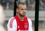 Amsterdam 3 juli 2013
Sjaak Swart 75 jaar . Hij viert dat met een wedstrijd met oud ajax spelers in het Olympisch stadion. Wesley Sneijder met Yolanthe haar naam op zijn schoenen
Peter Smulders bv