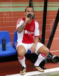 Amsterdam 3 juli 2013
Sjaak Swart 75 jaar . Hij viert dat met een wedstrijd met oud ajax spelers in het Olympisch stadion. Wesley Sneijder met Yolanthe haar naam op zijn schoenen
Peter Smulders bv