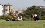 istanbul 22 mei 2013
Wesley Sneijder en zijn vrouw Yolanthe Sneijder Cabau met hun hond voor hun huis in Istanbul
Peter Smulders bv