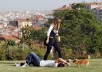 istanbul 22 mei 2013
Wesley Sneijder en zijn vrouw Yolanthe Sneijder Cabau met hun hond voor hun huis in Istanbul
Peter Smulders bv