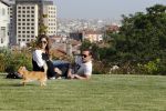 istanbul 22 mei 2013
Wesley Sneijder en zijn vrouw Yolanthe Sneijder Cabau met hun hond voor hun huis in Istanbul
Peter Smulders bv