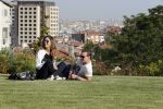 istanbul 22 mei 2013
Wesley Sneijder en zijn vrouw Yolanthe Sneijder Cabau met hun hond voor hun huis in Istanbul
Peter Smulders bv