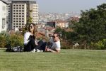 istanbul 22 mei 2013
Wesley Sneijder en zijn vrouw Yolanthe Sneijder Cabau met hun hond voor hun huis in Istanbul
Peter Smulders bv