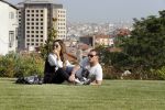 istanbul 22 mei 2013
Wesley Sneijder en zijn vrouw Yolanthe Sneijder Cabau met hun hond voor hun huis in Istanbul
Peter Smulders bv