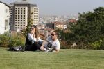 istanbul 22 mei 2013
Wesley Sneijder en zijn vrouw Yolanthe Sneijder Cabau met hun hond voor hun huis in Istanbul
Peter Smulders bv
