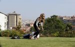 istanbul 22 mei 2013
Wesley Sneijder en zijn vrouw Yolanthe Sneijder Cabau met hun hond voor hun huis in Istanbul
Peter Smulders bv