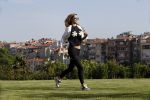 istanbul 22 mei 2013
Wesley Sneijder en zijn vrouw Yolanthe Sneijder Cabau met hun hond voor hun huis in Istanbul
Peter Smulders bv