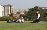 istanbul 22 mei 2013
Wesley Sneijder en zijn vrouw Yolanthe Sneijder Cabau met hun hond voor hun huis in Istanbul
Peter Smulders bv