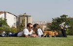 istanbul 22 mei 2013
Wesley Sneijder en zijn vrouw Yolanthe Sneijder Cabau met hun hond voor hun huis in Istanbul
Peter Smulders bv