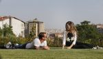 istanbul 22 mei 2013
Wesley Sneijder en zijn vrouw Yolanthe Sneijder Cabau met hun hond voor hun huis in Istanbul
Peter Smulders bv