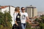 istanbul 22 mei 2013
Wesley Sneijder en zijn vrouw Yolanthe Sneijder Cabau met hun hond voor hun huis in Istanbul
Peter Smulders bv