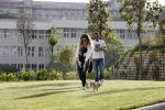 istanbul 22 mei 2013
Wesley Sneijder en zijn vrouw Yolanthe Sneijder Cabau met hun hond voor hun huis in Istanbul
Peter Smulders bv