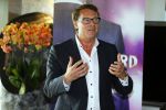 Schiphol OOst 18 juni 2015
Presentatie cast the bodyguard met in de hoofdrollen Romy Monteiro Carolina Dijkhuizen Mark v Eeuwen en Dave Mantel. Albert Verlinde is de producent namens Stage entertainment.
Ze arriveren in het nieuwe prive vliegtuig van John de Mol op schiphol OOst